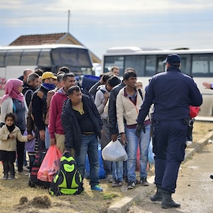 Un informe del JRS advierte de las políticas sistemáticas para dificultar la llegada de refugiados