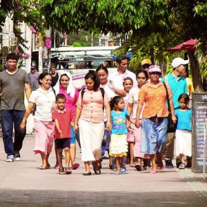 Familia caminando en una calle de colombia