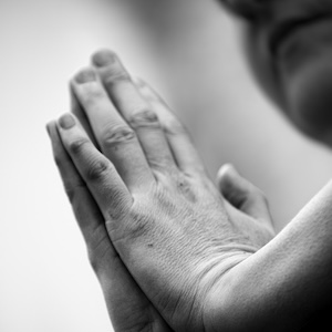 manos en posición de oración